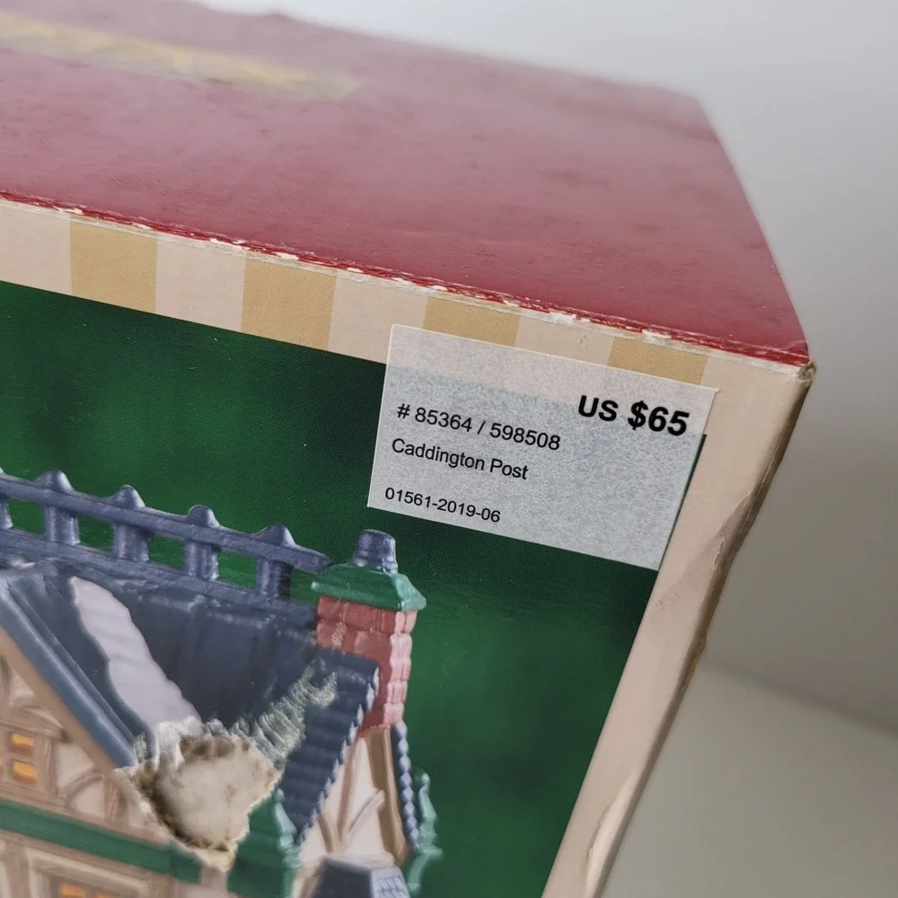Lemax Caddington Post #85364 Porcelain Lighted Building New w/‎ Original Box